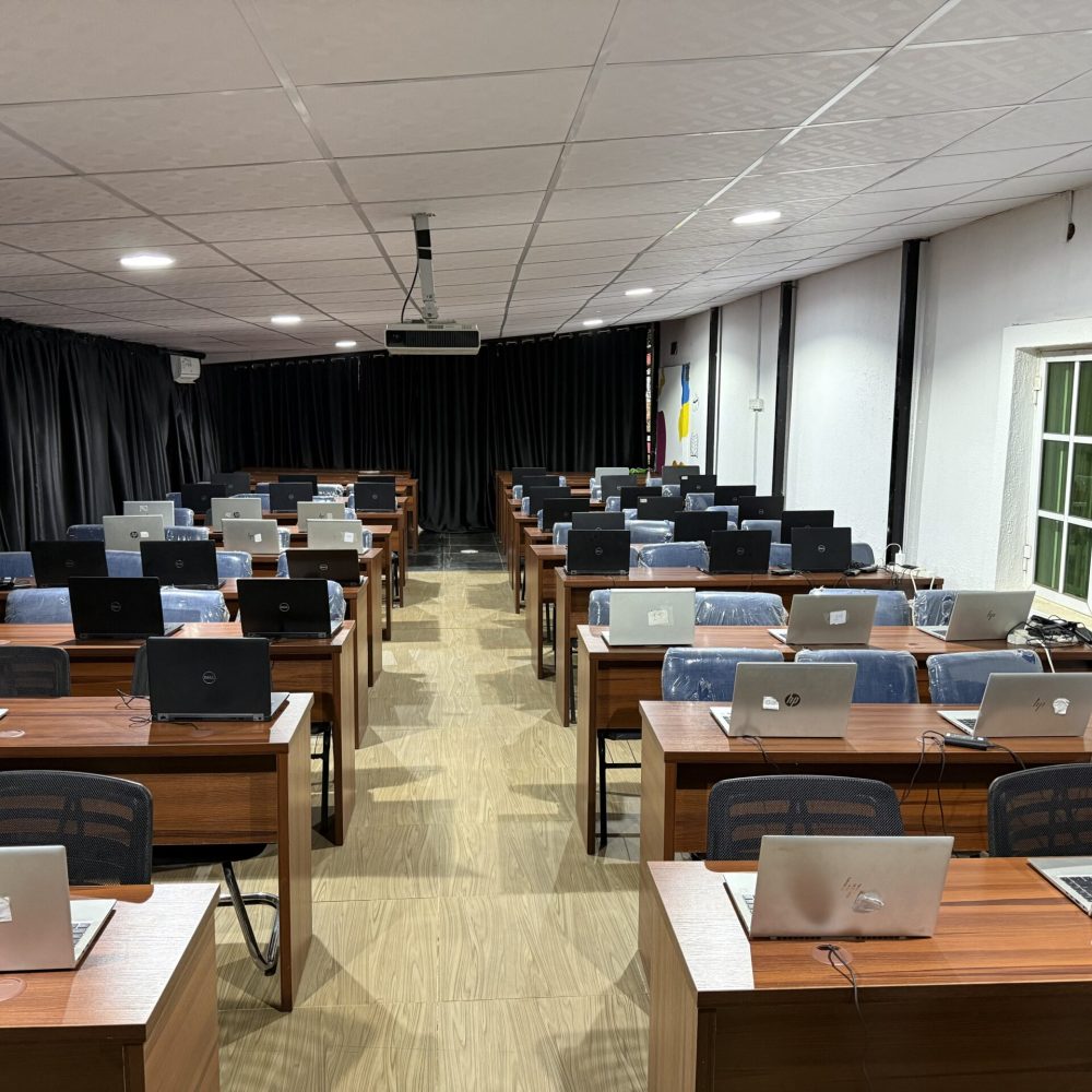 Seedbuilders training room 1 with devices (1)